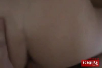 Femme partagée entre deux hommes