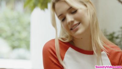 COUGAR séduit la fille qui nettoie la piscine